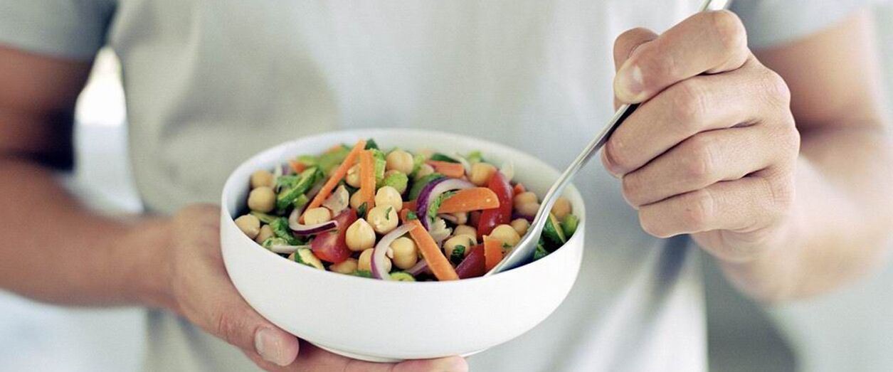 Un bărbat mănâncă alimente care sunt bune pentru potență