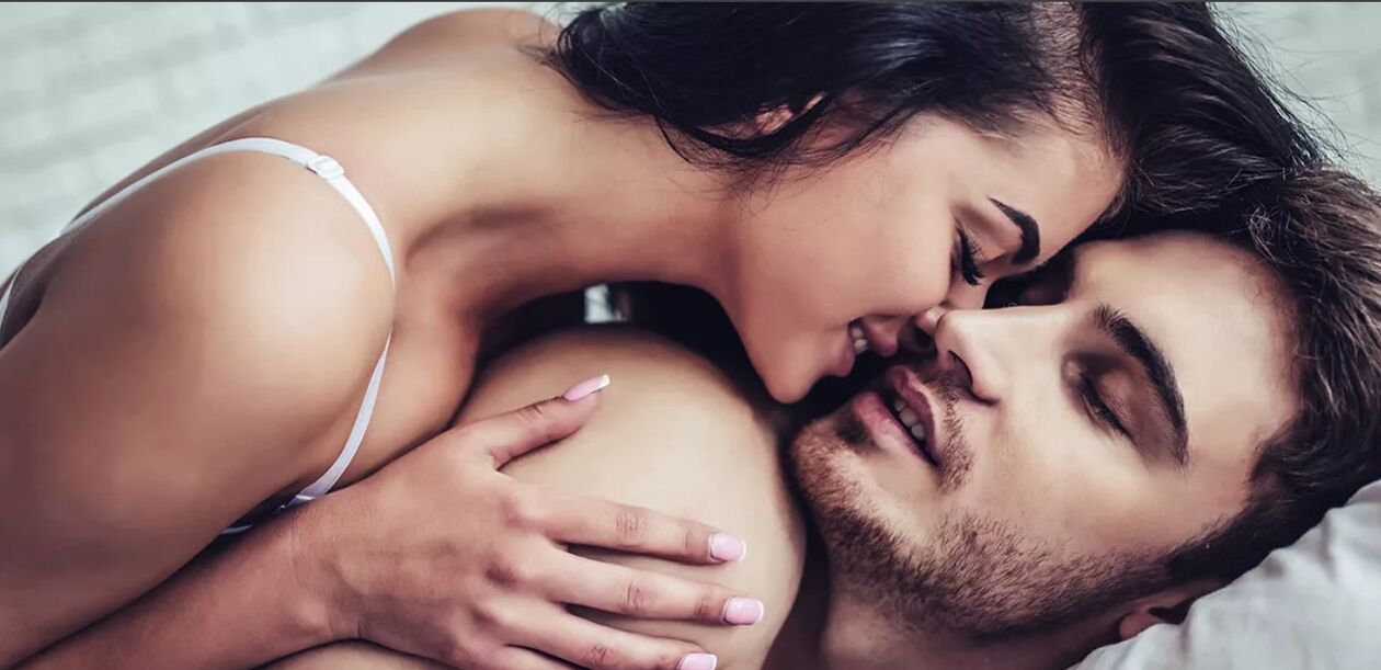 O fată stimulează punctul G al bărbatului ei